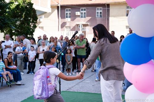 најмногу разлика од пријавените и деца кои почнале со анстава има во ОУ Панко Брашнар 80  ученици